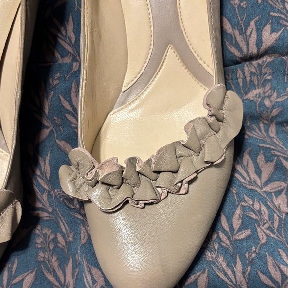 Naturalizer Beige Ruffle Heels - Picture 4 of 8